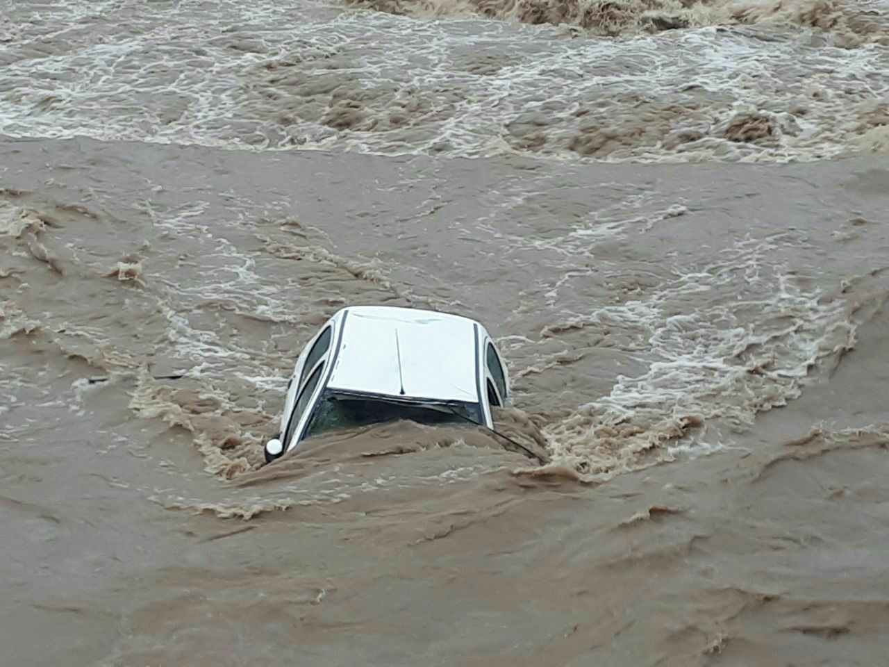 سقوط خودرو به داخل رودخانه تالش ۳ نفر را به کام مرگ کشید