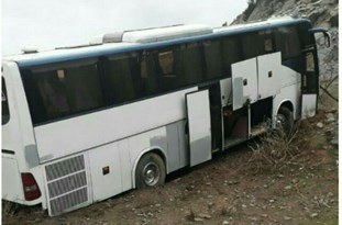 برخورد اتوبوس “اسکانیا” با کوه در آزاد راه قزوین- رشت