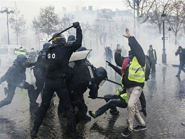 «جلیقه زردها» فرانسه را فلج کردند/ جدال نابرابر ماکرون و مخالفان با مشت آهنین و تخم مرغ!