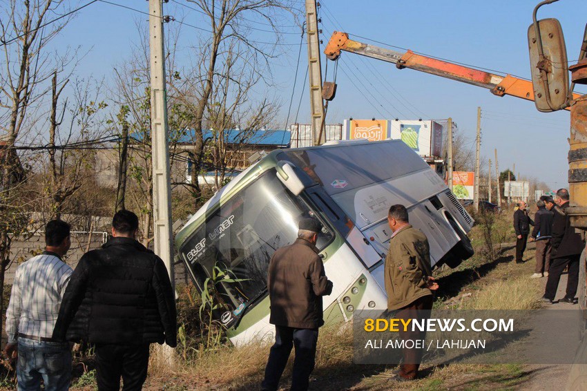 سقوط اتوبوس به شانه خاکی جاده در لاهیجان+ تصاویر