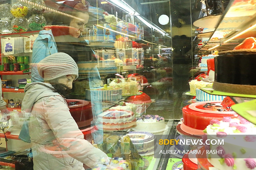 گزارش تصویری/ بازار خرید گل و شیرینی روز مادر در رشت
