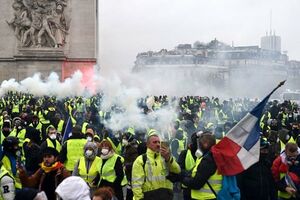 اعتراضات جلیقه زردها به فرودگاه پاریس کشیده شد