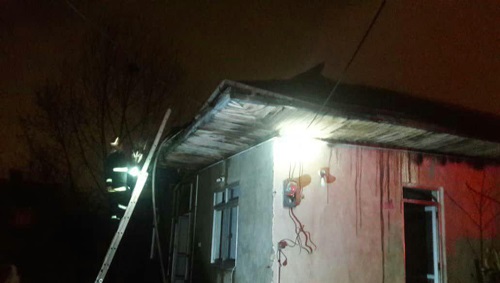 آتش سوزی خانه ویلایی در جاده لاکان رشت/ در کار آتش نشانان دخالت نکنید