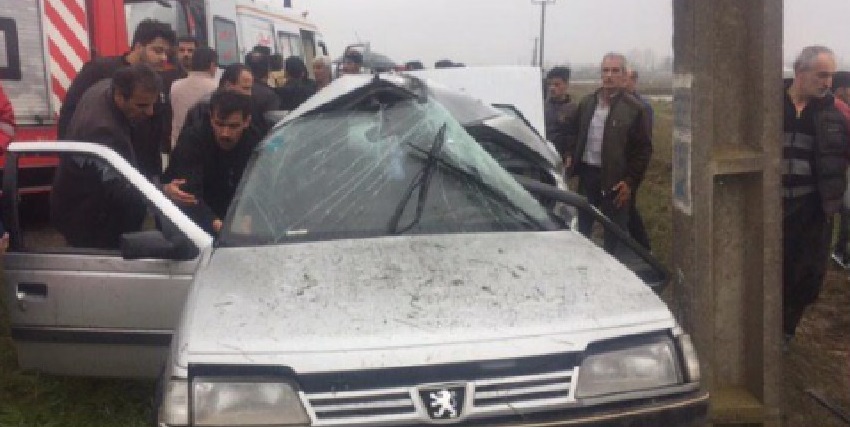 برخورد شدید خودروی پژو با تیر چراغ برق در لاهیجان +عکس