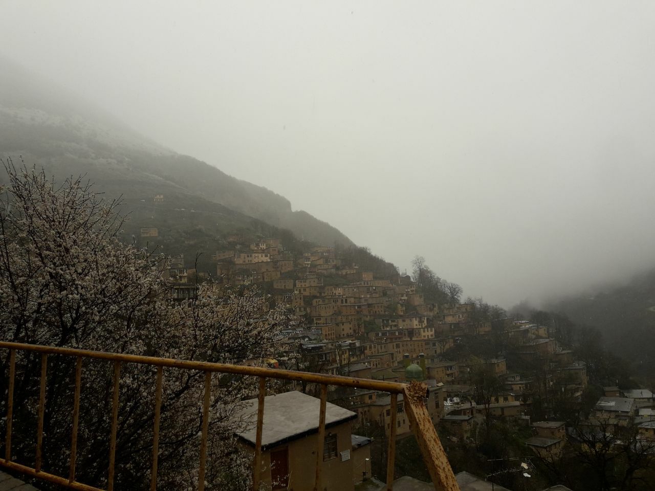 بارش برف بهاری در شهر تاریخی ماسوله/ شهرداری ماسوله در حال آماده باش + عکس