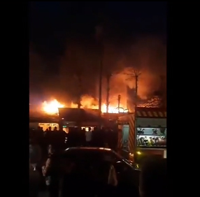 آتش سوزی شدید در فومن/ چند باب مغازه دچار حریق شد + فیلم