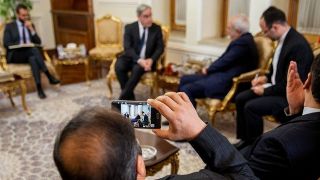 اقدام عجیب دیپلمات ایرانی در جلسه رسمی + عکس