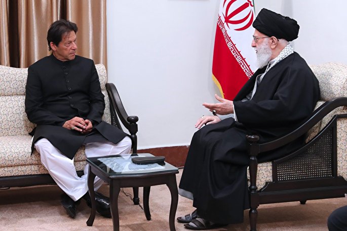 رهبر انقلاب: روابط ایران و پاکستان باید برخلاف میل دشمنان تقویت شود