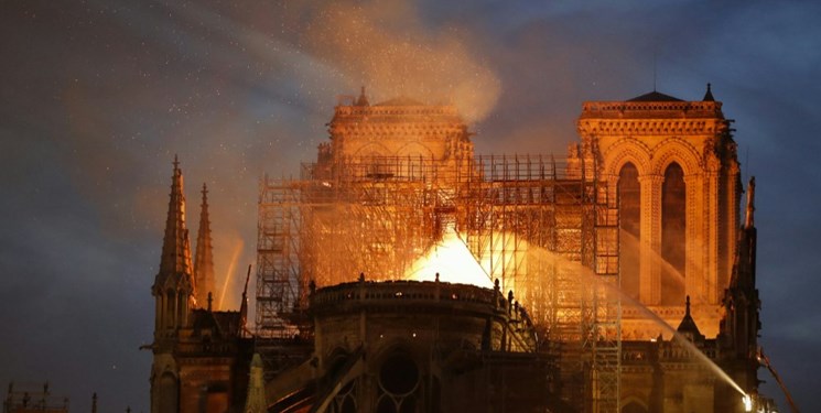 «قلب پاریس» در آتش؛ گنبد و سقف کلیسای «نوتردام» از بین رفت+تصاویر