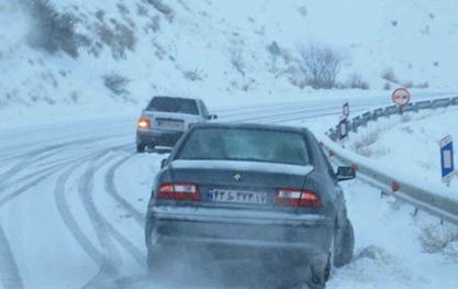 بارش برف و لغزنده بودن جاده موجب کندی تردد خودرو‌ها در آزاد راه قزوین – رشت شد