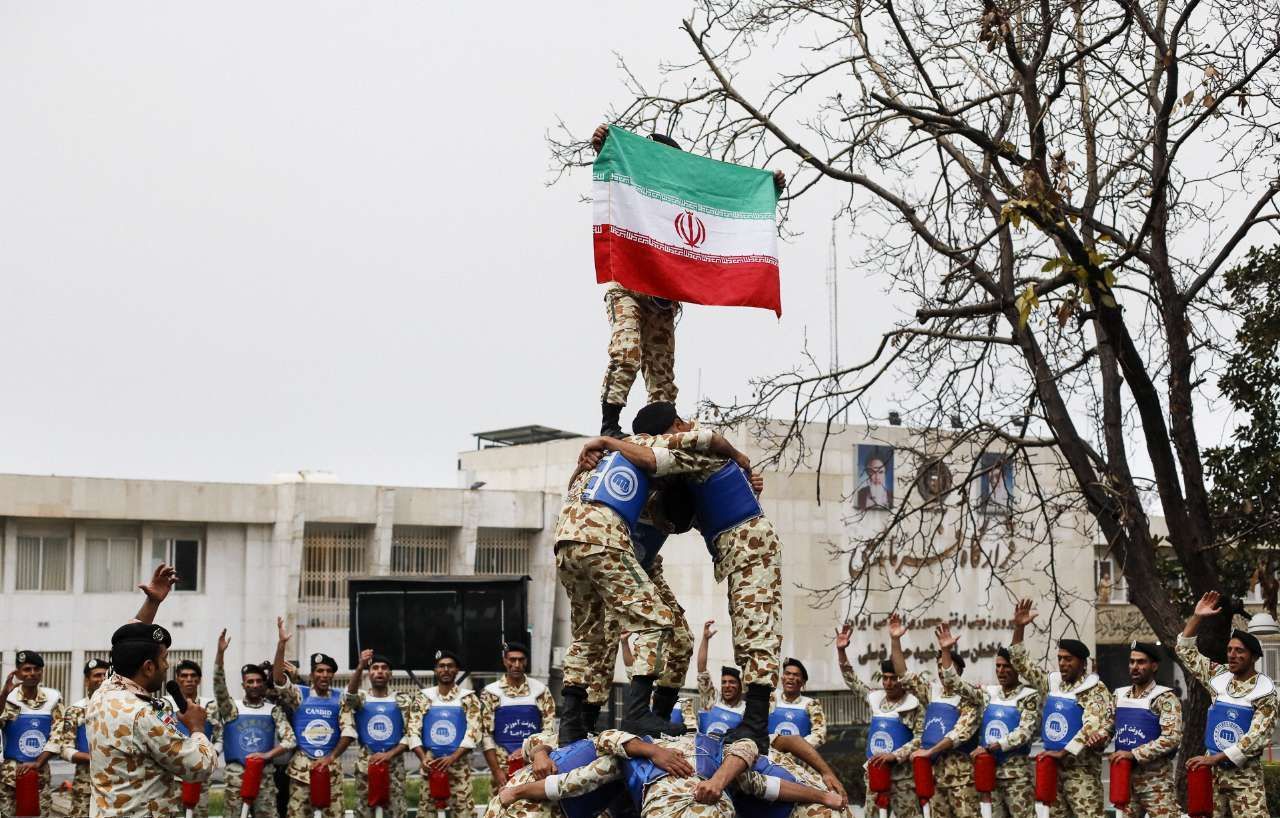 جنگنده‌ بمب‌افکن‌های ایرانی در رژه پنجشنبه بی اثر بودن تحریم‌ها را به دنیا ثابت می‌کنند