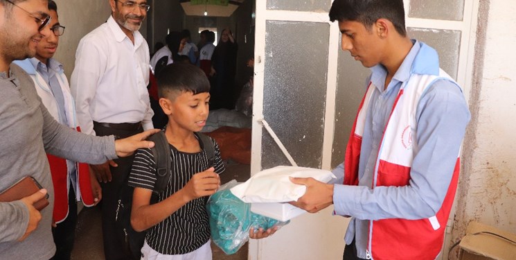 توزیع ۴۰ هزار بسته آموزشی و امدادی میان دانش‌آموزان سیل‌زده