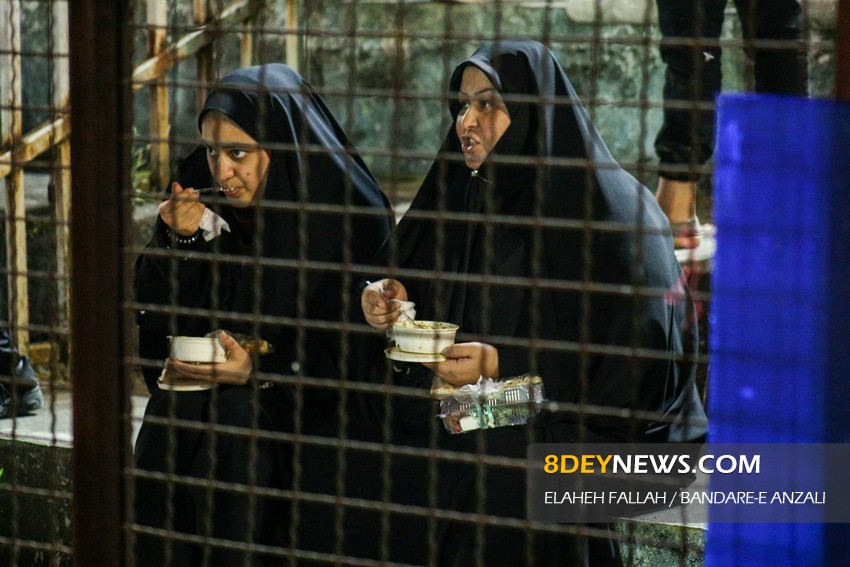افطاری تماشاگران در حاشیه بازی فوتبال تیم بانوان ملوان / عکس