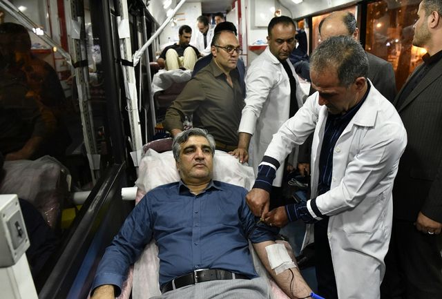 اهدای خون استاندار گیلان در ایستگاه سیار انتقال خون آستانه اشرفیه