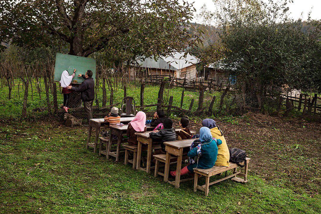 تشکیل کلاس درس در حیاط خانه معلم تالشی + عکس