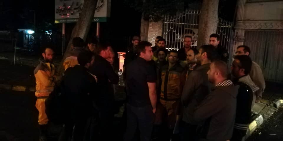 تجمع شبانه جمعی از پاکبانان رشت در اعتراض به عدم دریافت حقوق + فیلم