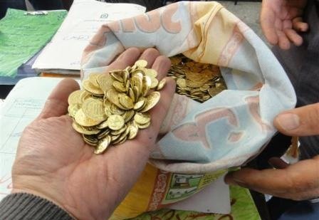 کشف سکه های طلای تقلبی در صومعه سرا