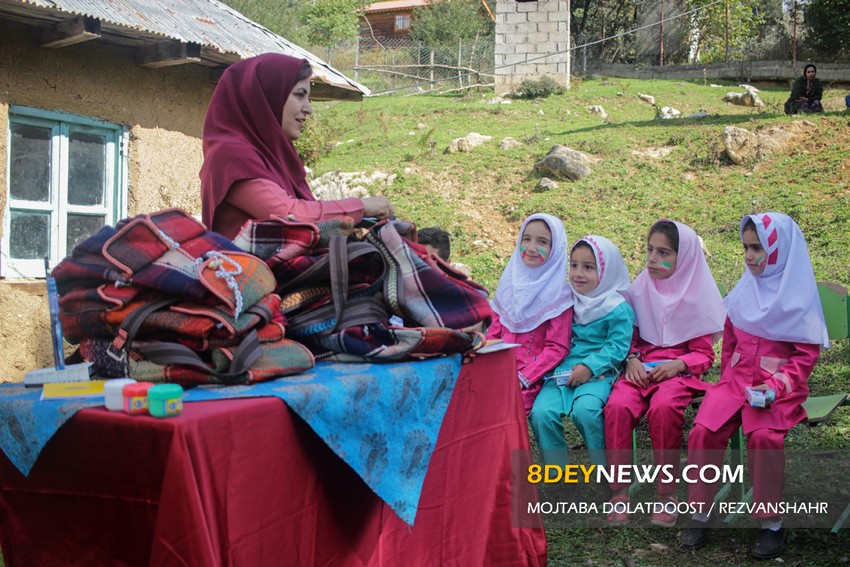 اهداء بسته های آموزشی به دانش آموزان مدارس روستاهای کوهستانی رضوانشهر + تصاویر