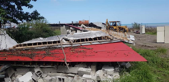تخریب ساختمان غیرمجاز ۶۵۰ متری با حکم قضایی در چابکسر