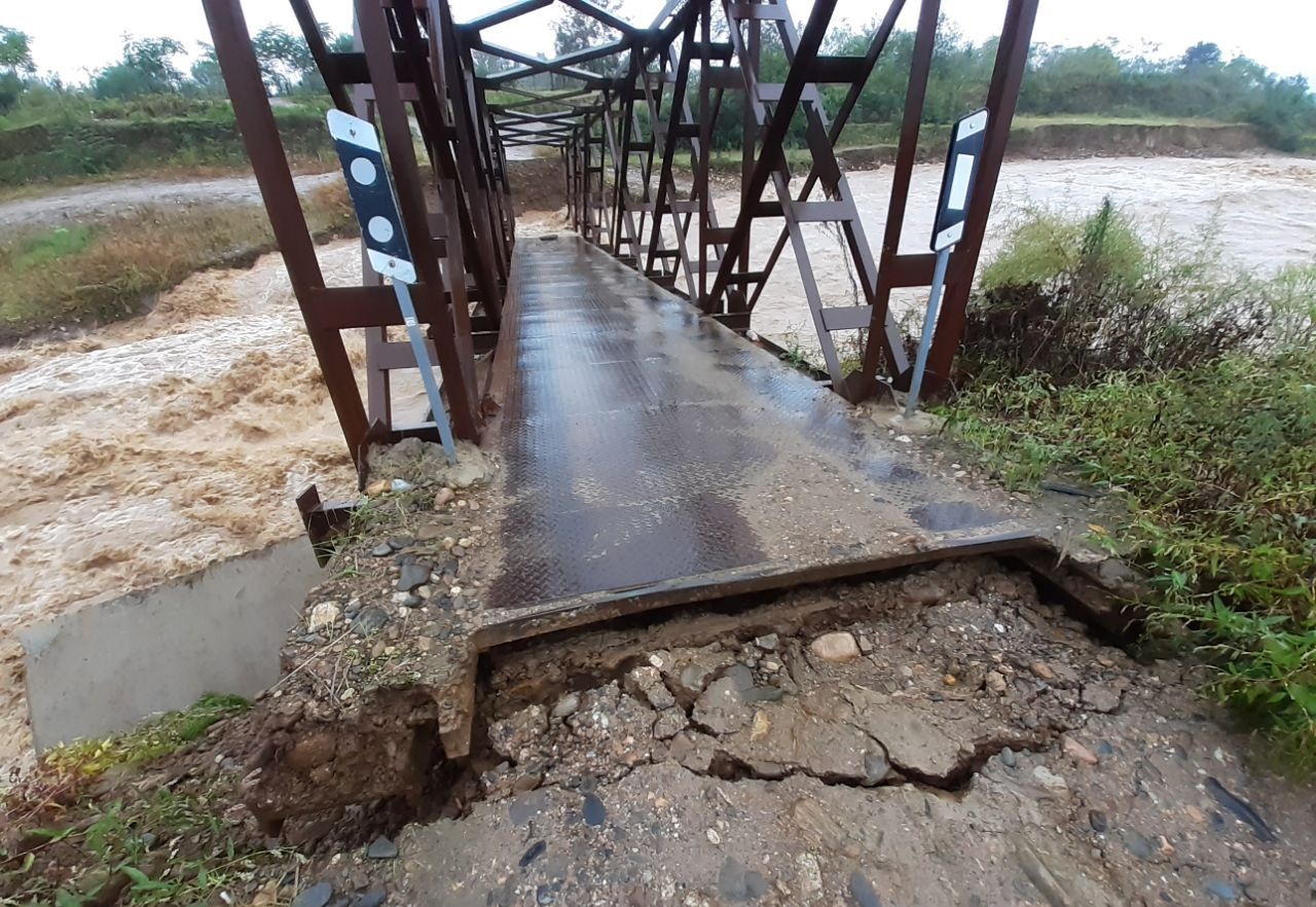 تخریب پل کیارود با قدمت ۳۵ ساله/ پل موقت کلفت را آب برد+ عکس