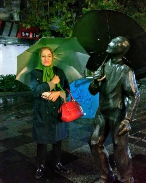 عکس یادگاری مجری معروف و همسر داود رشیدی در هوای بارانی رشت