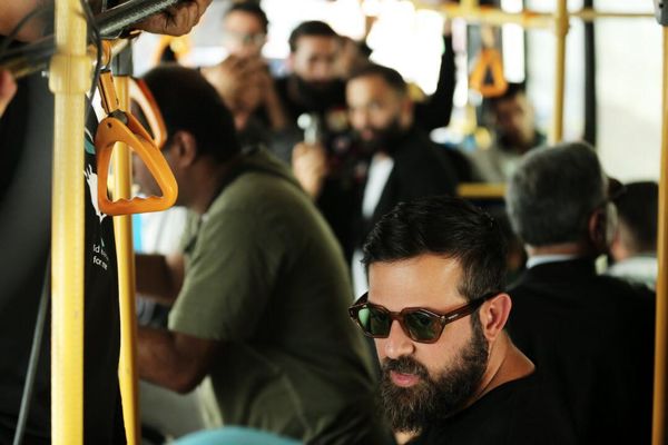 تردد آقای بازیگر با اتوبوس عمومی+عکس