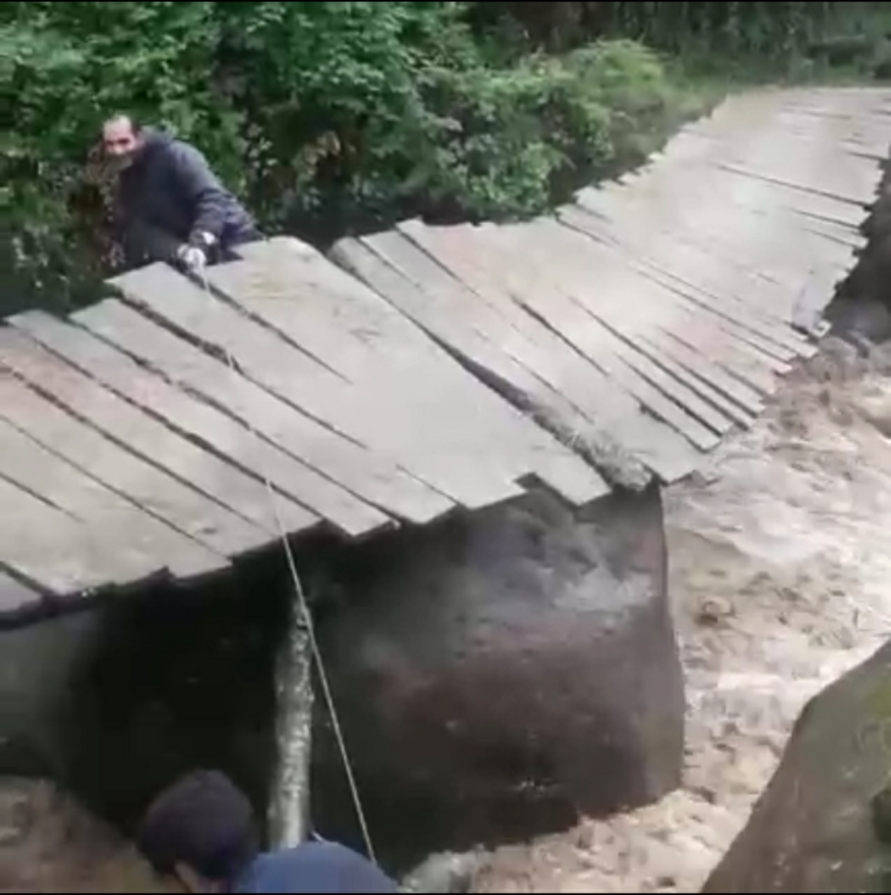 تلاش مردمی برای حفظ پل چوبی یک روستا/ بخشدار کرگانرود: پل بتنی با ۵۰درصد پیشرفت در حال ساخت است + فیلم