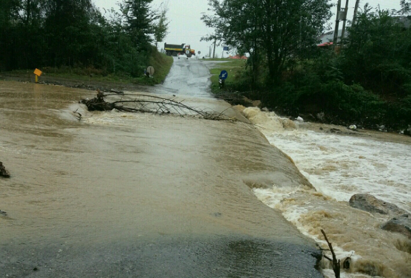 مسدود شدن چند جاده روستایی گیلان در پی بارش باران و بالا آمدن آب رودخانه ها
