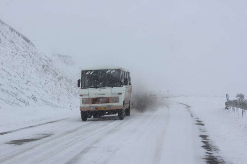باوجود بارش ۴۰سانتی متر برف در رضوانشهر، راهها باز است