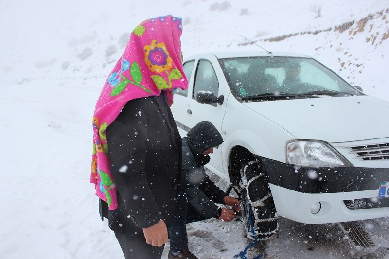 امدادرسانی به ۲۰۹ دستگاه خودرو گرفتار برف در گیلان