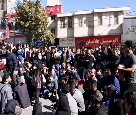 تجمع‌کنندگان خرم‌آبادی: شعار اشتباهی و شیشه شکستن نداریم