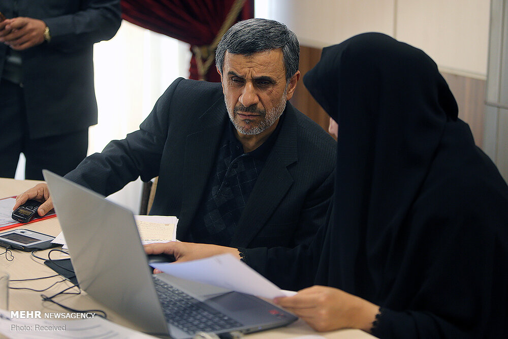 محمود احمدی نژاد در حال ثبت دارایی‌هایش +عکس