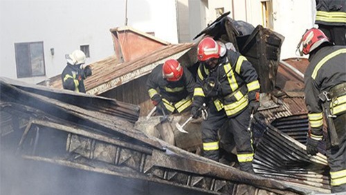 تلاش بی وقفه آتش نشانان در پی آتش سوزی خانه ویلایی در بلوار شهید رجایی رشتیان