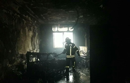 عملیات اطفای آتش سوزی در طبقه سوم آپارتمان در رشت انجام شد