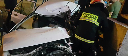 عملیات نجات آتش نشانان در پی تصادف و محبوس شدن راننده جوان در جاده انزلی