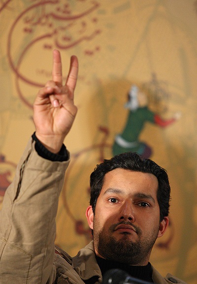 حمله سلطنت‌طلب‌ها به بازیگر مشهور ایرانی +عکس