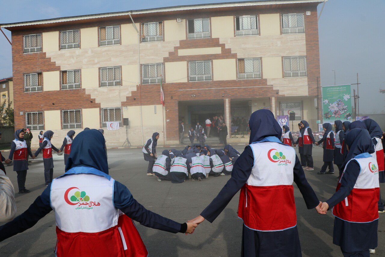 مانور مدرسه ایمن همزمان با مدارس سراسر کشور برگزار شد/ ۳۴۵ مدرسه تحت پوشش طرح دادرس جمعیت هلال احمر گیلان