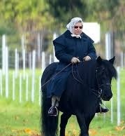 اسب سواری ملکه ۹۳ ساله انگلیس در محوطه قلعه ویندسور+تصویر