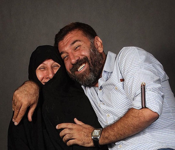 تفریح بامزه علی انصاریان و مادرش+عکس