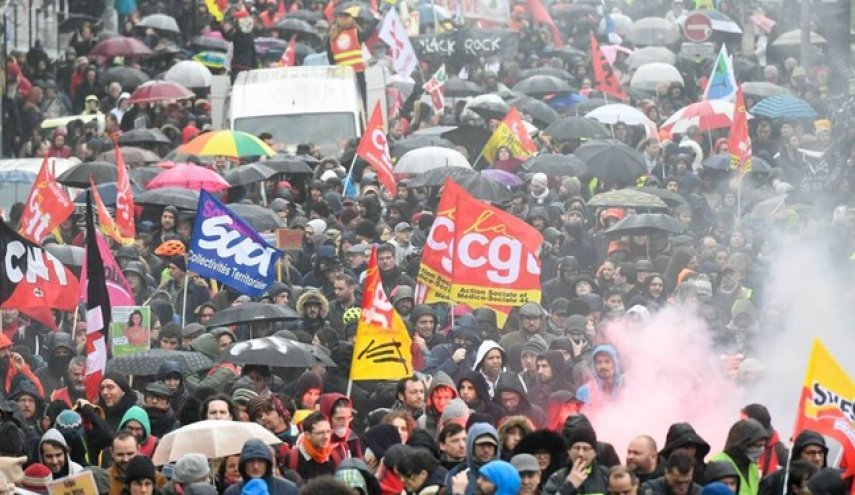اعتصاب‌کنندگان در «جمعه سیاه» وارد خیابان‌های پاریس شدند