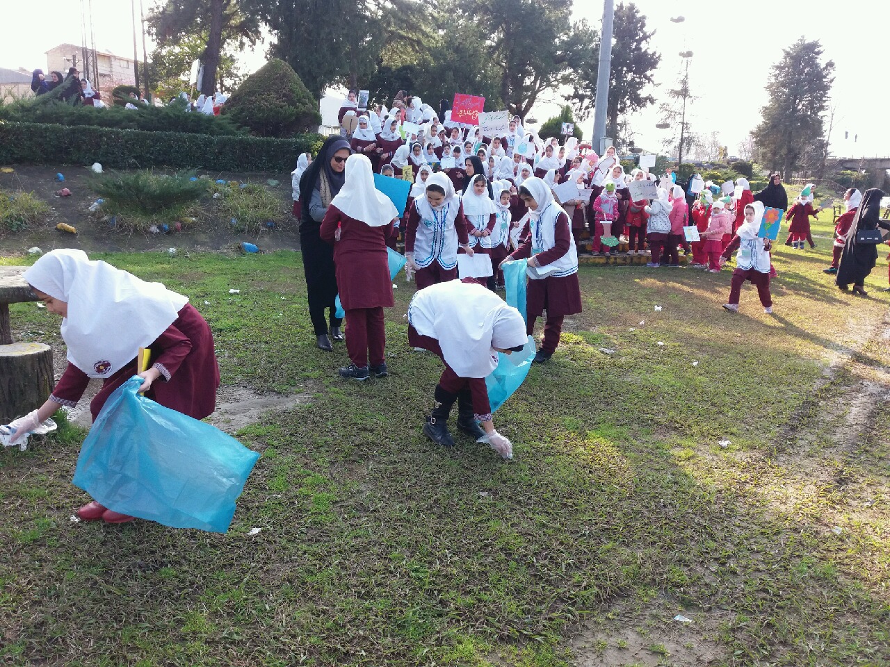 راهپیمایی دانش آموزان صومعه سرا در حمایت از محیط زیست + عکس