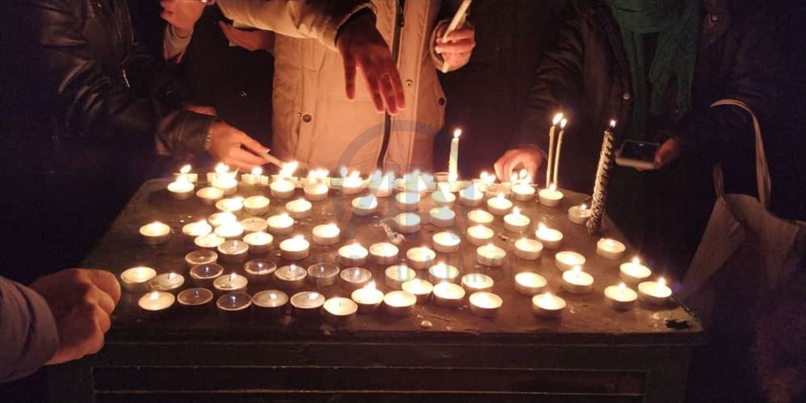 تجمع تعدادی از مردم مقابل دانشگاه امیرکبیر برای همدردی با خانواده جانباختگان هواپیمای اوکراینی/فیلم