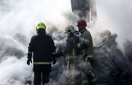 نجات ۴تن از شهروندان از تل آتش و دود در رشت + عکس