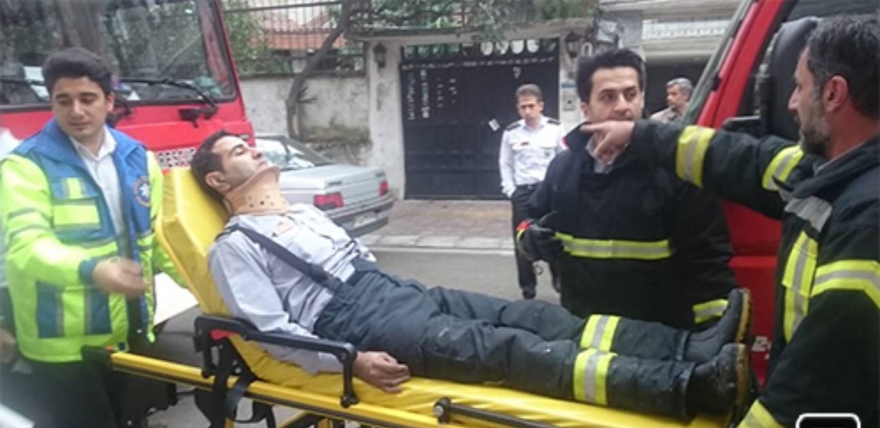 بازدید عضو شورای شهر رشت از آتش نشان صدمه دیده در حادثه آتش سوزی یک واحد خانه در گلسار + عکس