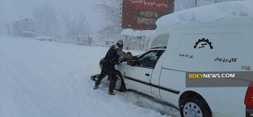 تلاش جهادی بسیجیان برای کمک به مردم گرفتار در برف/ بازگشایی روستای موشنگاه سنگر تا انتقال مسافران + تصاویر