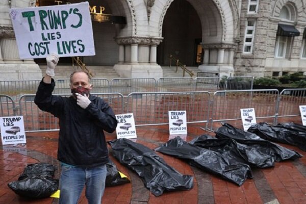 معترضان با کیسه‌های جسد روبروی هتل ترامپ در آمریکا شعار دادند