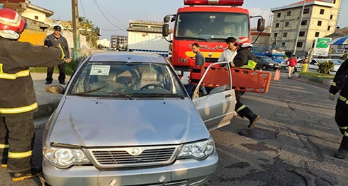 مصدومیت بانوی جوان در پی واژگونی خودروی سواری در مسکن مهر رشت +تصاویر