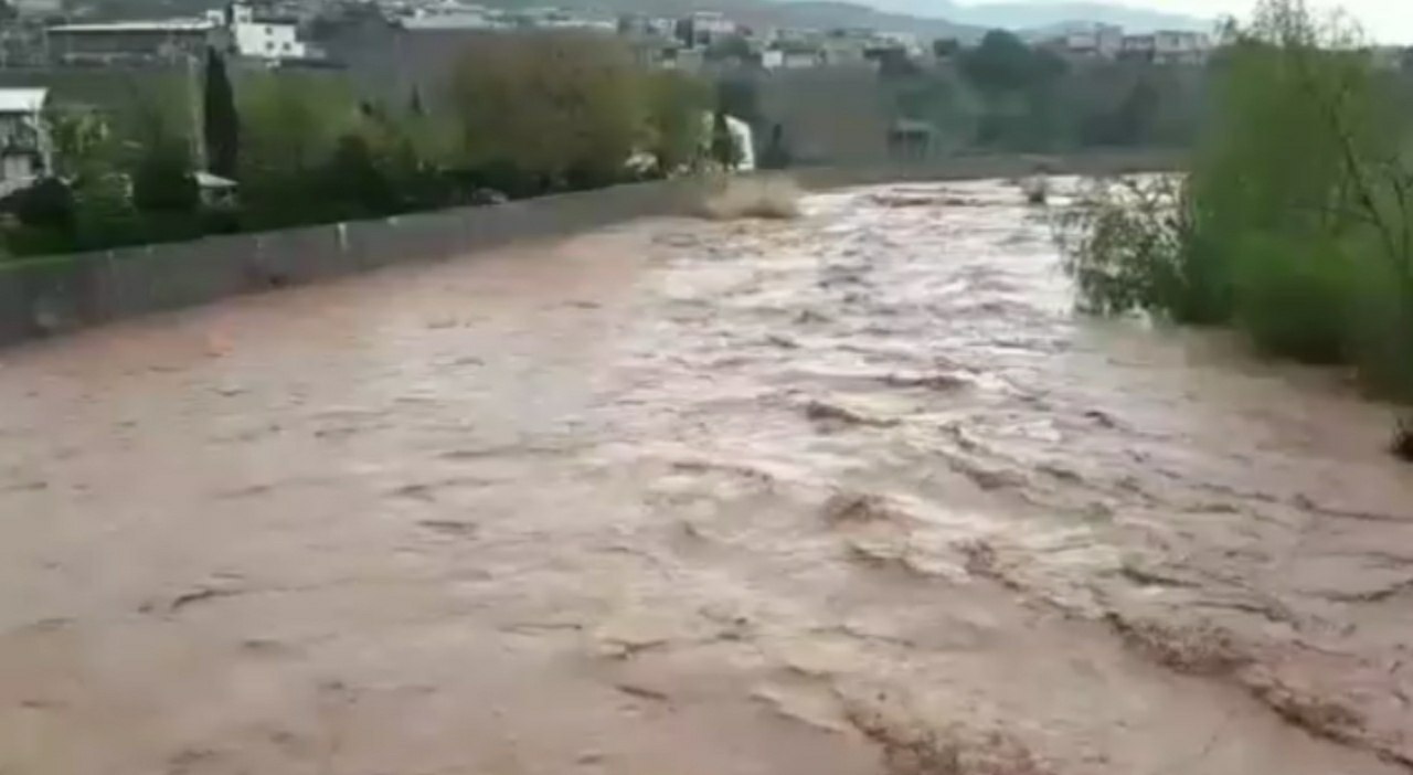 پل کنارگذر رودبار به دلیل طغیان روخانه مسدود شد + فیلم