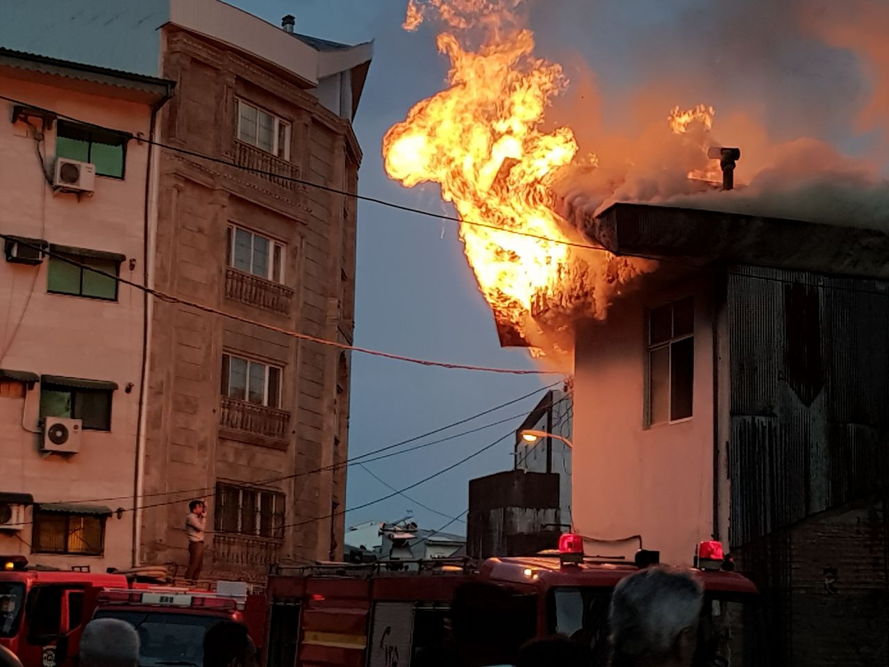 مهار آتش سوزی یک خانه در رشت با ۳۳ آتش نشان