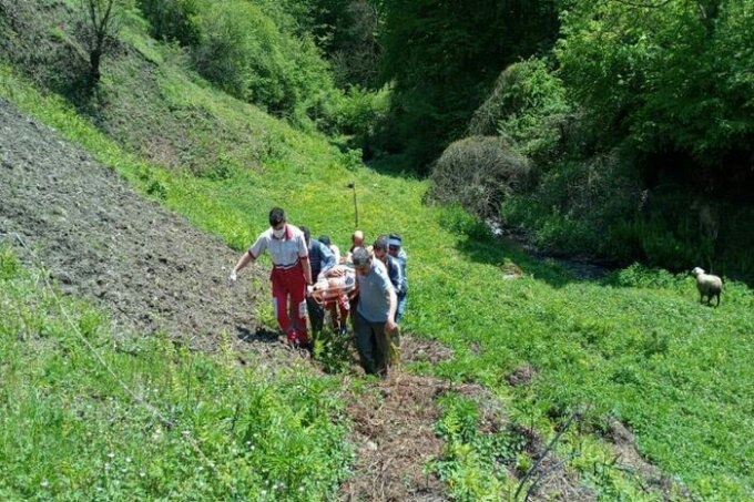 نجات مرد ۶۷ ساله فومنی از ارتفاعات ییلاقی گشت رودخان فومن توسط جمعیت هلال احمر